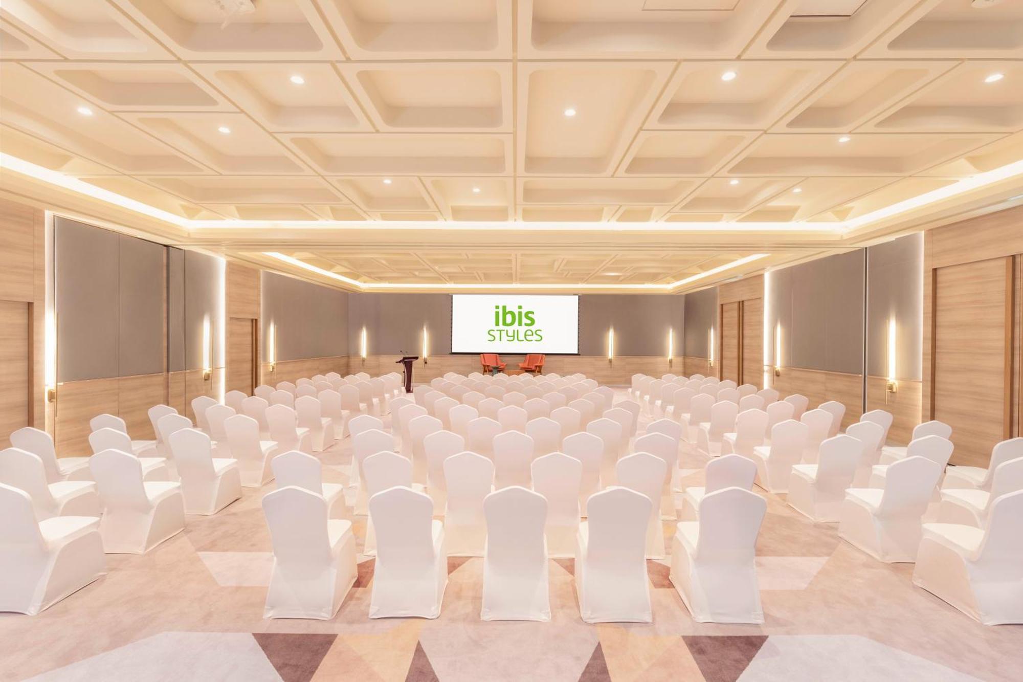 ホテル Ibis Styles Mysuru エクステリア 写真